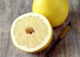 娱乐吃瓜酱剥柚子,美味与便捷并存