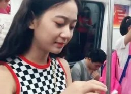 娱乐吃瓜酱人多的地铁,娱乐吃瓜酱成热门话题